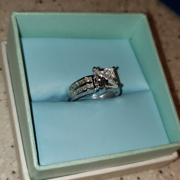1 carat  Wedding or Engagement Ring - Picture 1 of 4